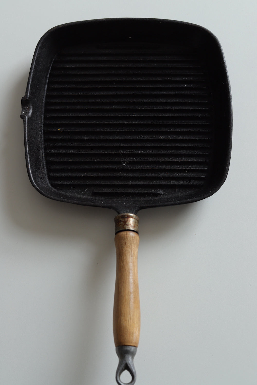 Cast iron skillet with wooden handle